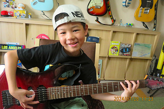 ギター受講中の男性生徒