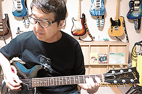 ギター受講中の年配の男性生徒