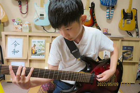 ギター受講中の少年生徒
