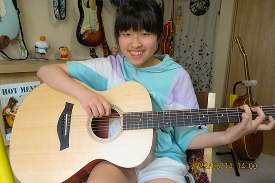 ギター受講中の少女生徒
